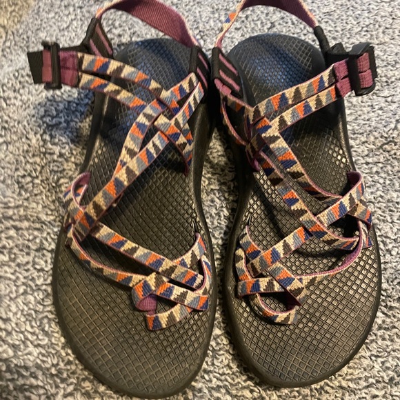 Colorful Strappy Chaco shows sz 7 - Picture 1 of 7